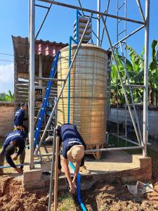 19.-Ze-maken-de-connectie-naar-de-watertank