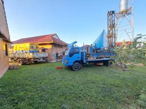 3.-Links-staat-compressor-om-bron-uit-te-blazen